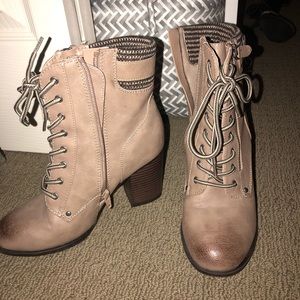 Healed closed toe lace up boot